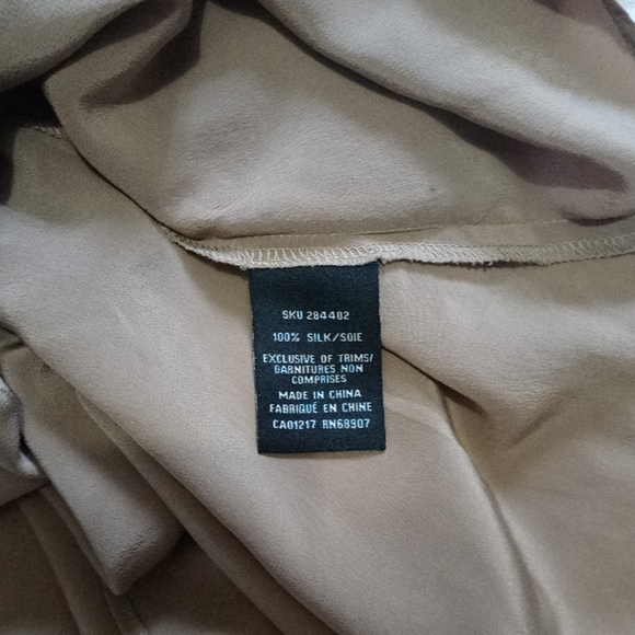 🎉HP🎉Le Chateau Color Block Silk Top - Picture 7 of 7